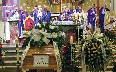  Biskup senior Tadeusz Rakoczy przewodniczył Mszy św. pogrzebowej za duszę śp. ks. Józefa Szczypty w kościele na Złotych Łanach 