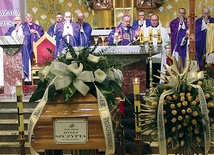 Biskup senior Tadeusz Rakoczy przewodniczył Mszy św. pogrzebowej za duszę śp. ks. Józefa Szczypty w kościele na Złotych Łanach 