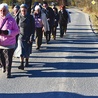  Wyruszają z parkingu  obok domu kultury,  idą godzinę, a o 16.00  odprawiają Mszę św. 