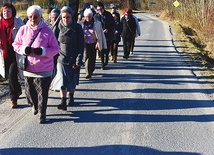  Wyruszają z parkingu  obok domu kultury,  idą godzinę, a o 16.00  odprawiają Mszę św. 