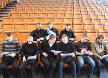  Przed każdą próbą alumni przeglądają scenariusz misterium. Uczą się ról