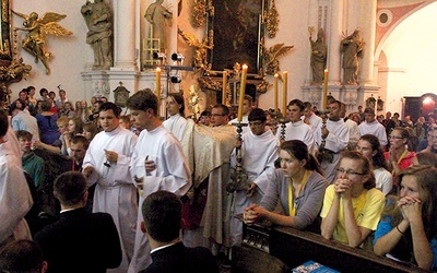  Modlitwy uwielbieniowe są coraz popularniejsze, co widać chociażby po Spotkaniu Młodych w Legnickim Polu