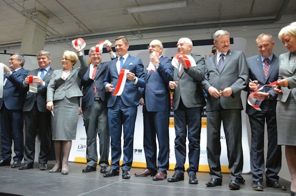 Przecięcie symbolicznej wstęgi rozpoczęlo działalność Wojewódzkiego Centrum Przedsiębiorczosci w Łodzi