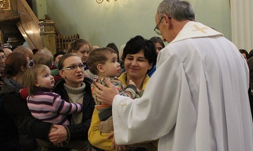 Mamy małych dzieci boją się chodzić na Mszę św. żeby maluchy nie przeszkadzały innym. Na tych rekolekcjach nie musiały się  martwić