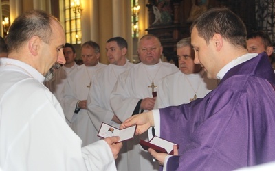 Po zakończeniu Eucharystii szafarze otrzymali legitymacje od ks. Tomasza Herca