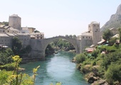 Mostar. Most łączący część chrześcijańską i muzułmańską miasta