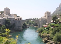 Mostar. Most łączący część chrześcijańską i muzułmańską miasta