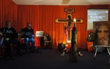 Twórcy Projektu "Uwielbienie" zadbali o piękny wystrój sali na czas modlitwy