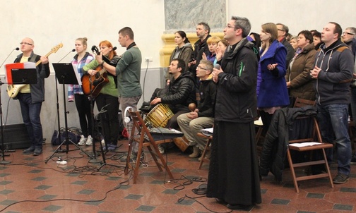 Wspólnota Służebnica Ducha z Żywca-Zabłocia prowadziła modlitwę uwielbienia i śpiew w czasie Mszy św.