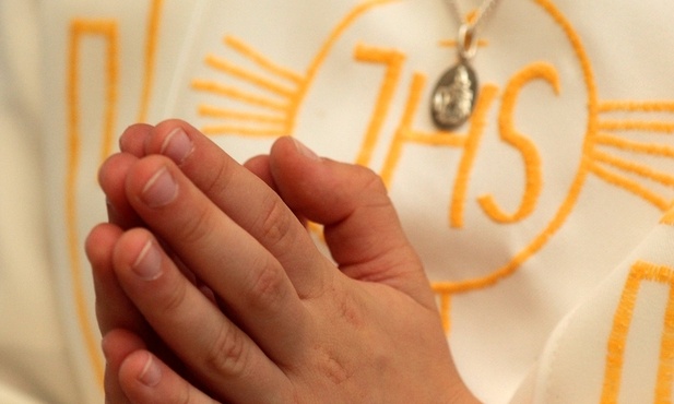 Wiadomo jak wielką czcią cieszył się monogram IHS, który nie znaczy, jak się często uważa Iesus Hominum Salvator (Jezus, Zbawiciel ludzi)