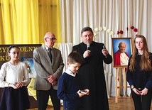 Po raz szósty ZSSO zorganizował papieski turniej wiedzy. Na zdjęciu trójka laureatów w trzech kategoriach wiekowych