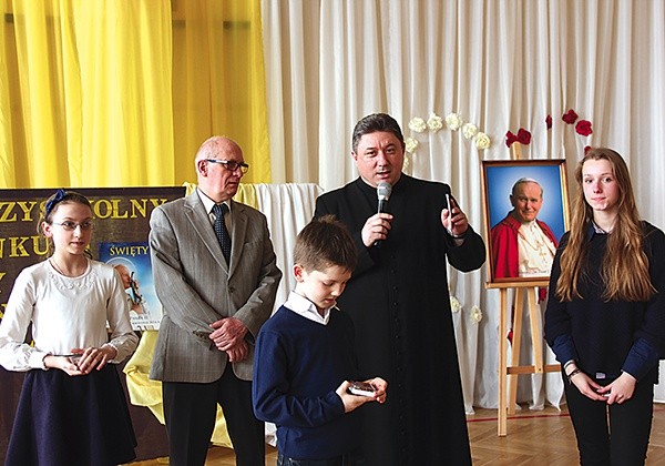 Po raz szósty ZSSO zorganizował papieski turniej wiedzy. Na zdjęciu trójka laureatów w trzech kategoriach wiekowych