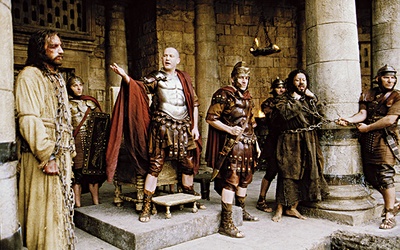 Jezus (James Caviezel) i Barabasz (Pietro Sarubbi) przed Piłatem – scena z filmu „Pasja” Mela Gibsona