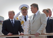 Od lewej: Władimir Putin, Jurij Iljin i Wiktor Janukowycz przyjmują defiladę wojskową  w Sewastopolu
