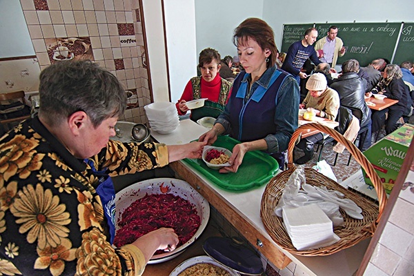 Prawosławna parafia w Mariupolu organizuje pomoc dla uciekinierów z rejonów, gdzie toczą się walki