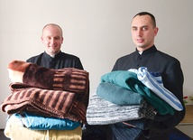 Alumni Hubert Mróz (po lewej) i Michał Ulaski z częścią darów zebranych w seminarium dla potrzebujących na Ukrainie