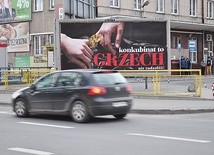 Billboardy przy starym dworcu PKS i przy al. Jachowicza w Płocku. Reklama SLD w lewym górnym rogu
