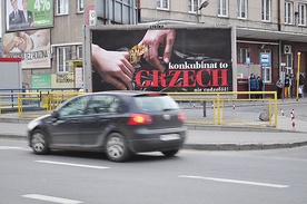 Billboardy przy starym dworcu PKS i przy al. Jachowicza w Płocku. Reklama SLD w lewym górnym rogu