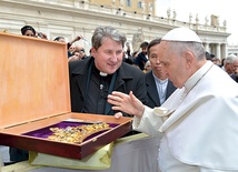  Korona Wdzięczności, pobłogosławiona przez papieża Franciszka, zostanie nałożona na obraz Matki Bożej w Popowie przez bp. Piotra Liberę 23 sierpnia