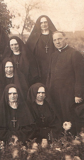 Ks. prał. Antoni Gruszczyński z przasnyskimi mniszkami – zdjęcie wykonane w 1931 r.