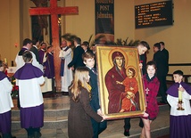 Pożegnanie znaków ŚDM w kościele św. Barbary w Czechowicach-Dziedzicach 