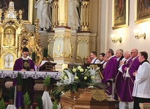 Przy  trumnie odczytano list kondolen-cyjny  biskupa  Romana Pindla