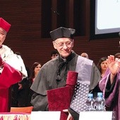 Ks. prof. Michał Heller odbiera doktorat honoris causa. Z lewej rektor UŚ prof. Wiesław Banyś, z prawej prof. Alicja Ratuszna, dziekan Wydziału Matematyki, Fizyki i Chemii