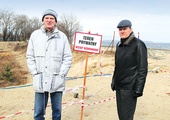  Panowie Piotr (z lewej) i Roman uważają, że niezabezpieczony plac budowy przy głównym wejściu na brzeźnieńską plażę zagraża mieszkańcom i odstrasza turystów