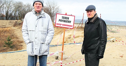  Panowie Piotr (z lewej) i Roman uważają, że niezabezpieczony plac budowy przy głównym wejściu na brzeźnieńską plażę zagraża mieszkańcom i odstrasza turystów