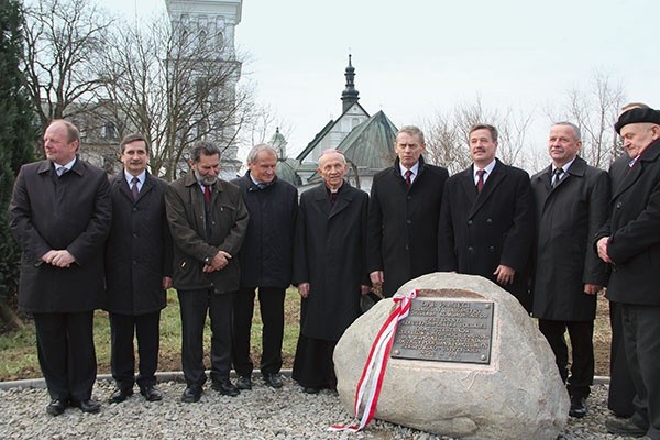  Uczestnicy obchodów odsłonili pamiątkową tablicą, która znajduje się obok dębu pamięci