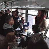 Nie wszyscy podróżujący to wolontariusze campusu. To pokazuje, że są ludzie, którzy po prostu chcą się publicznie modlić