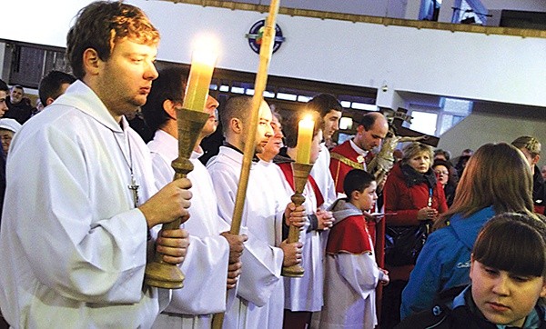 W Lubinie całodobową adorację i spowiedź poprzedziły Droga Krzyżowa i Eucharystia