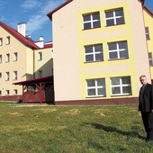 Budynek przyszłej szkoły i przedszkola nie przypomina zwykłej plebanii. Ale i budowano ją w niezwykłych czasach, kiedy religii uczono w salkach katechetycznych. Teraz rozrośnie się jeszcze bardziej dla potrzeb przyszłych gimnazjalistów