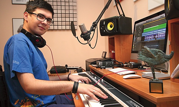 Michał gra na gitarze basowej i instrumentach klawiszowych  