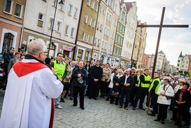 Głogów. Z krzyżem przez miasto