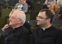 Gościem i prelegentem spotkania był ks. prof. dr hab. Andrzej Szostek MIC (z lewej). Obok ks. Wojciech Wojtyła