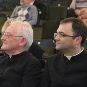 Gościem i prelegentem spotkania był ks. prof. dr hab. Andrzej Szostek MIC (z lewej). Obok ks. Wojciech Wojtyła