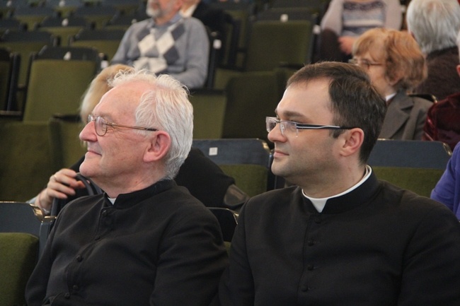 Gościem i prelegentem spotkania był ks. prof. dr hab. Andrzej Szostek MIC (z lewej). Obok ks. Wojciech Wojtyła