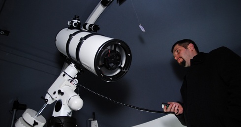 Pasjonaci ze stowarzyszenia Polaris zapraszają do zwiedzenia nowego obserwatorum astronomicznego i wspólnego oglądania zaćmienia Słońca