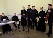 Klerycy podczas próby śpiewu przed tegoroczną adoracją