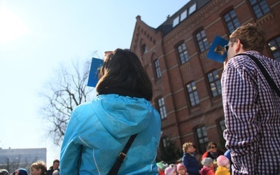 Opolanie oglądają zaćmienie Słońca