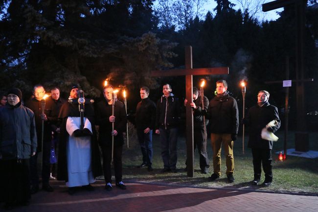 Studenci za krzyżem