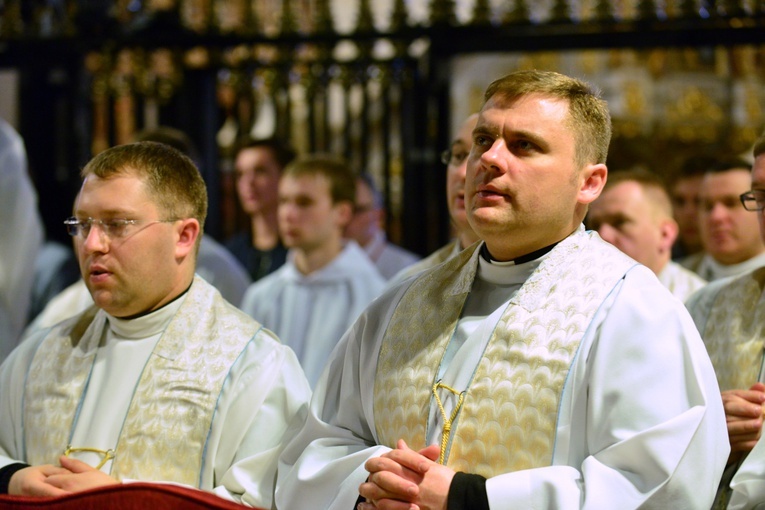 Maturzyści - Msza św. w kaplicy