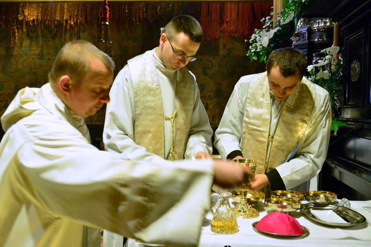 Maturzyści - Msza św. w kaplicy