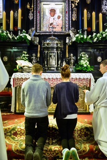 Maturzyści - Msza św. w kaplicy
