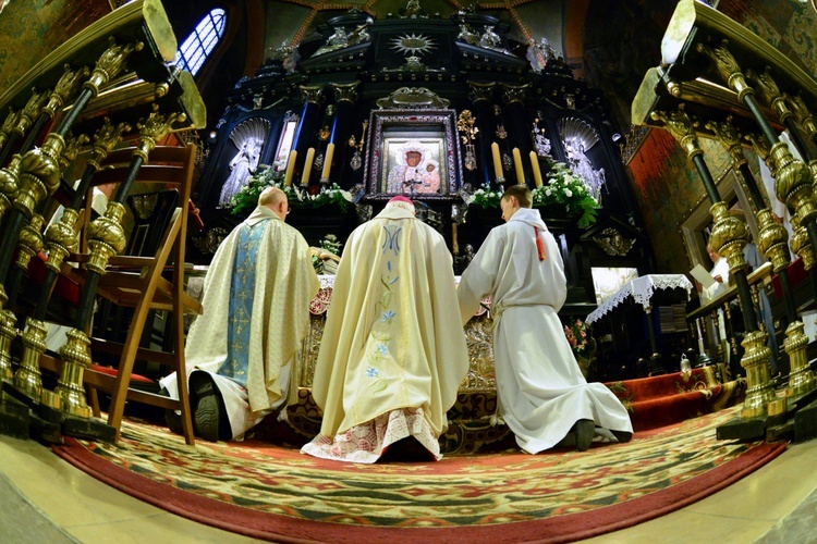 Maturzyści - Msza św. w kaplicy