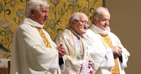 Od lewej: ks. Kazimierz Podsiadło, ks. Józef Strączek i ks. Jan Sopicki podczas odpustowej Mszy św. na Złotych Łanach