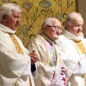 Od lewej: ks. Kazimierz Podsiadło, ks. Józef Strączek i ks. Jan Sopicki podczas odpustowej Mszy św. na Złotych Łanach