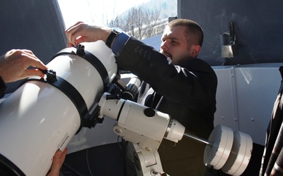 Piotr Nawalkowski, prezes stowarzyszenia Polaris przy teleskopie obserwatorium w Sopotni Wielkiej