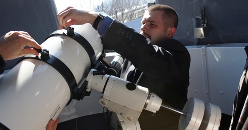 Piotr Nawalkowski, prezes stowarzyszenia Polaris przy teleskopie obserwatorium w Sopotni Wielkiej